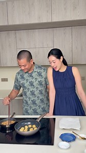 1M views · 20K reactions | Vân định thử thách anh Long một xíu mà ảnh làm cho Vân bất ngờ quá nè cả nhà. Đưa cho anh Long 30 cành, mà anh Long đi chợ nấu cho Vân một bữa ăn đầy đủ dinh dưỡng luôn! Thiệt là tuyệt vời! #KhanhVan #NguyenLong | Nguyễn Trần Khánh Vân | Facebook