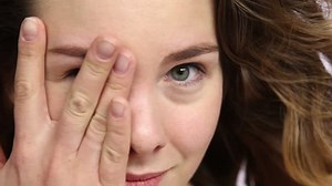 「片目を閉じる美人」の動画素材（ロイヤリティフリー）1006895626 | Shutterstock