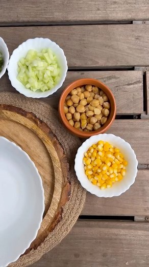 ✨Chickpea Salad✨ Substitutes for given Ingredients: 👉🏻Chickpeas - no substitute 👉🏻Cucumber - Mangoes ~ Onions - Shallots 👉🏻Tomatoes - Cherry Tomatoes 👉🏻Coriander leaves - Parsley 👉🏻Sweet corn - Sweet Potato For the dressing : 👉🏻Extra Virgin Olive oil 👉🏻Lemon juice 👉🏻American Mustard sauce 👉🏻Maple syrup or Honey 👉🏻Cumin powder 👉🏻Black pepper powder 👉🏻Salt #healthysalad #chickepeasalad #chickpeas #chickpeasrecipe #healthyrecipes #lunchideas #healthylunchideas #saladbowl #sa