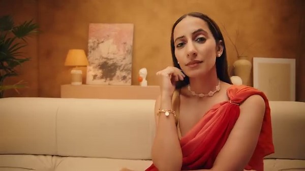 The ultimate 'bright' idea! With Digi LED tech, they outlast the rest. From cozy corners to grand galas, Iss light se sab kuch bright! Online or offline, these lights are stealing the spotlight. See for yourself in our new video! #Eveready #EvereadyLighting #LED #Isslightsesabkuchbright | Eveready India