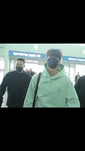 The most beautiful man alive! On top of this he is so down to earth and respectful. 🎥 Eunwoo Incheon departure ➡️ L.A #CHAEUNWOO #dior | 이다윗