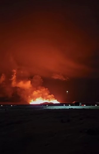 The gigantic fissure is 2.5 miles long (3-4 km) Fagradalsfjall volcano. The eruption began around 10 p.m., with several previous earthquakes, some of intensity 4, and has generated high shots of lava towards an already completely red sky. 🇮🇸 NOW #ICELAND | Large volcanic eruption near Hagafell, north of Grindavik. (December 18, 2023). In this case, there is a fissure at least 1 km long on the outskirts of Reykjavik, which continues to expand. Courtesy: Derren Hunt / Gabriel Lucena ✓ #volcano #