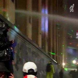 Never give up Water cannons vs Georgian women at #Georgiaprotests in front of parliament in Tbilisi. The temperature is 3°C (37°F) 📹FormulaGe | Euromaidan Press