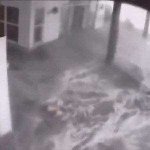 𝐋’𝐮𝐫𝐚𝐠𝐚𝐧𝐨 𝐈𝐝𝐚 𝐞̀ 𝐚𝐫𝐫𝐢𝐯𝐚𝐭𝐨 𝐚 𝐍𝐞𝐰 𝐎𝐫𝐥𝐞𝐚𝐧𝐬: «𝐕𝐞𝐧𝐭𝐢 𝐚 𝟐𝟒𝟎 𝐜𝐡𝐢𝐥𝐨𝐦𝐞𝐭𝐫𝐢 𝐨𝐫𝐚𝐫𝐢, 𝐩𝐢𝐮̀ 𝐝𝐢 𝐊𝐚𝐭𝐫𝐢𝐧𝐚» L’uragano Ida ha toccato terra negli Stati Uniti nella serata di domenica, nel giorno in cui, 16 anni fa, la città fu colpita da Katrina. Biden: ci prepariamo al peggio. L’uragano Ida ha toccato terra negli Stati Uniti sulle coste della Louisiana, nel sedicesimo anniversario della devastazione causata dall’uragano Katrina. L'uragano si è raff