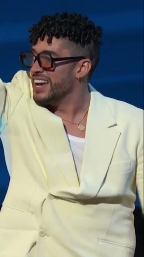 #BadBunny 🐰 cantando acapella #hoysebebe en #premiosbillboard 💯😜