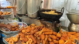 Most Popular Chennai Street Food | Lollipop | Roll | Medu Vada | Samosa | Soup | Indian Street Food. #Lollipop #Roll #MeduVada #Samosa #Soup #IndianStreetFood #ChennaiStreetFood | Ayan Alamin | Facebook