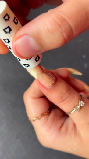Cute Candy Cane Christmas Nails ❤️🤍🎄✨🍭#candycanes #candycanenails #nailart #naildesign #explorepage #viralvideos #reels #nail #explore #nail #naildesign #christmas #christmas2025 | Nailswithmeee