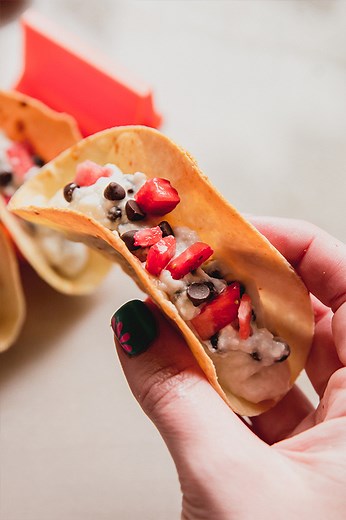 Gluten & dairy-free cannoli tacos 🍓 FOR THE TACO SHELLS 4 almond flour tortillas 1 tbsp ghee or coconut oil, melted 2 tsp coconut sugar FOR THE CANNOLI CREAM 1/4 cup palm shortening 2 tbsp coconut cream (softened) 3 tbsp dairy-free cream cheese (I use the brand kite hill, sub more coconut cream) 2 tbsp powdered sugar 1/4 tsp vanilla extract 3 tbsp mini dairy-free chocolate chips TOPPINGS Diced strawberries mini dairy-free chocolate chips 🍓Preheat the oven to 350 F. 🍓Using a round cookie or bi