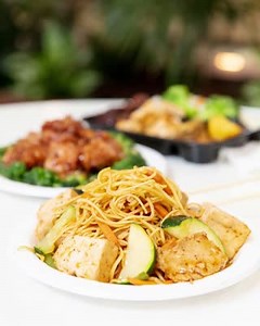 Find all the classics at Oriental Hut 🥢 Located on the corner in the South Food Court, you can always count on them for delicious and ready-to-go favourites like Singapore Noodles, Honey Chicken and Sweet and Sour Pork. | Box Hill Central