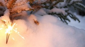 Sparkler Firework Burning Christmas Tree Snow 库存影片视频（100% 免版税）1076498615 | Shutterstock
