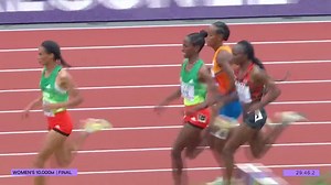 WHAT A FINISH Letesenbet Gidey 🇪🇹 literally KICKS to world 10,000m 🥇 in 30:09.94! 🥈 Hellen Obiri 🇰🇪 30:10.02 🥉 Margaret Chelimo Kipkemboi 🇰🇪 30:10.07 Sifan Hassan outstaged to 4th position. Kenya lodges complaint over Gidey elbowing Obiri #WorldAthleticsChamps | Yassin Juma