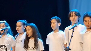 2.2K views | Les enfants de la paix de l'école Flaubert qui vise un programme éducatif pour initier les plus jeunes au concept de paix et aux moyens de la définir et de la cultiver. Émouvant et touchant spectacle... | Femmes de Réalités | Facebook