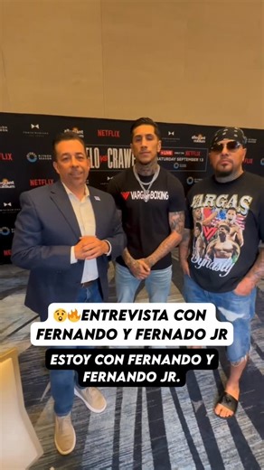 VARGAS JR. ESTÁ LISTO. 💪 Fernando Vargas Jr. y su papá, 'El Feroz', platicaron con Jaime Motta previo a la pelea en la cartelera de #CaneloCrawford. | FOX Deportes