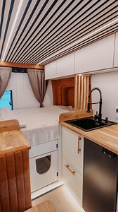 30 sekund z kamperem Lagos 🚐 Baza: Mercedes Sprinter L2H2 Zaprojektowany dla 1-2 osób i kotka Producent kamperów | mercedes camper | zabudowa vana | przerobienie busa na kampera | projekt vana | Avantura campers
