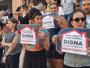 Decenas de personas protestan en Santa Teresa por la muerte de una mujer "sin hogar" en un cajero > BarakaldoDigital #Barakaldo | Barakaldo Digital
