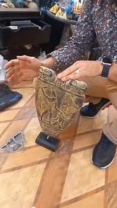 Narmer, o primeiro Faraó do Egito em pedra natural. ________________________________ Narmer foi um faraó do Período Dinástico Inicial (c. 3100 a.C.) tradicionalmente considerado o primeiro rei do Egito unificado, fundando a Primeira Dinastia ao unir o Alto e o Baixo Egito, um evento simbolizado na famosa Paleta de Narmer, que o mostra usando as coroas das duas regiões. Muitos estudiosos acreditam que Narmer e Menés, outro nome associado à unificação, são a mesma pessoa, sendo Menés seu título ou