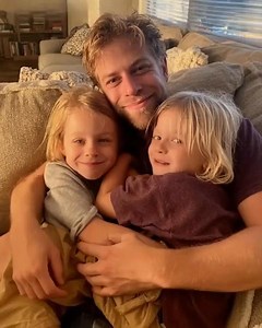 MY WIFE LEFT ME AND OUR CHILDREN WHEN I LOST MY JOB, BUT TWO YEARS LATER, I UNEXPECTEDLY SAW HER AT A CAFÉ, TEARS STREAMING DOWN HER FACE. When my wife, Anna, walked out the door with nothing but her suitcase and a cold "I can't do this anymore," I was left clutching our four-year-old twins in one hand and my shattered dignity in the other. Losing my job had hit me hard, but her departure? That was the final blow. She didn't look back, leaving me to figure out life for the three of us. The first