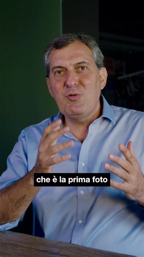 “Ho inseguito Alex Webb a lungo per parlare della fotografia perfetta, di una in particolare, scattata sul confine tra Stati Uniti e Messico nel 1979.” Ci sono fotografie capaci di segnare un’epoca, di lasciare un segno, di sintetizzare mille parole. Immagini destinate a fissarsi per sempre nella nostra memoria e a costruire l’immaginario collettivo. @mariocalabresi, giornalista e grande appassionato di fotografia, ha viaggiato a lungo per incontrare gli autori di scatti divenuti ormai iconici e