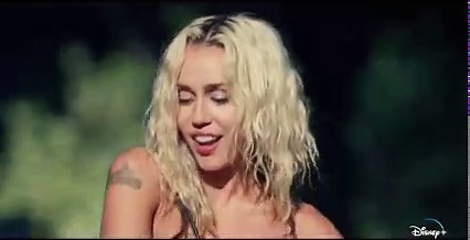 Vítej doma. 🌸 Původní speciál Miley Cyrus - Endless Summer Vacation (#BackyardSessions) streamujte 10. března v 19:00 pouze na Disney . | Disney