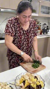 582K views · 6.1K reactions | Mẹ làm món yêu thích cho con trai, con gái đứng kế bên ghen tị ghê nơi | Cô Bảy Bến Tre- Cuộc Sống Mỹ | Facebook