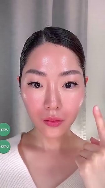 【AR濾鏡 V-Sculpt 塑顏按摩】 The NEW Lifting Firming Serum 全新提升緊緻精華喚活肌膚年輕彈力記憶，高效緊緻提升立體輪廓。只需簡單配合 V-Sculpt 塑顏按摩，針對臉龐黃金六區域迅速滲透，令修護效果顯著倍增。歡迎到 Instagram 體驗我們精心設計的 AR 濾鏡，學習專業按摩手法，輕鬆塑造緊緻美肌。 立即體驗全新 AR 濾鏡：https://bit.ly/465Dpbm #LaMerLiftingFirmingSerum #MiracleBroth #LaMerLift #LaMerHK | La Mer
