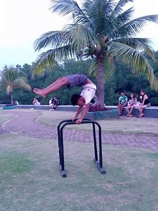1M views · 48K reactions | Scorpion廬☠️ #calisthenics #calisthenicsworkout #calistenia #hallowback #handstand #viralreelschallenge #fypageシ #fypviralシ #fypシ゚ #fypシviralシ2024 #highlight #highlighteveryone #followersreels | Benz Carro | Facebook