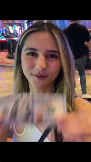 I Played On A Roulette Slot Machine For The First Time In Vegas! 💸 #leslieslots | Leslie Slots