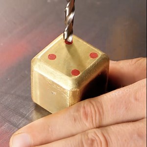 Du badge au jeu de société ! Recyclage d'une VIEUXES en un cube amusant | Les Cracks du Bois