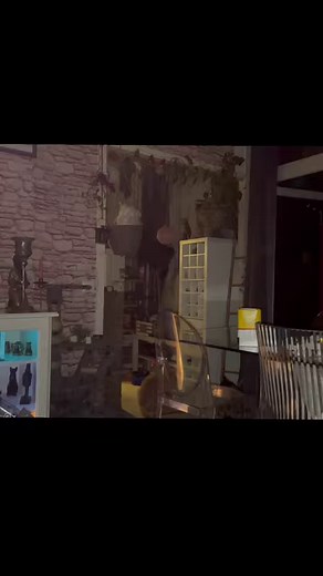 Coucou🙌🏻 une petite vidéo pour les fans des expériences non-ordinaire et du paranormale. Ce soir je vous partage une petite vidéo avec des ORBES. Je les capture souvent en vidéo et parfois je peux les voir à l’œil nu. Voici la petite histoire des orbes ☀️ La découverte des orbes, ces sphères lumineuses capturées à travers l'objectif d'un appareil photo, ouvre un voile mystérieux sur le monde qui nous entoure. Souvent invisibles à l'œil nu, ces manifestations lumineuses suscitent fascination et