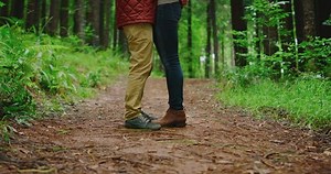 Happy Romantic Couple Kissing: стоковое видео (без лицензионных платежей), 1008092455 | Shutterstock