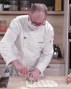 113K views · 225 reactions | Jestli máte rádi parmazán, tak si zamilujete tyhle krekry podle Martina Hanuse  Podrobný recept najdete tady  https://bit.ly/KrekrySParmazanem | Rozum v troubě | Facebook