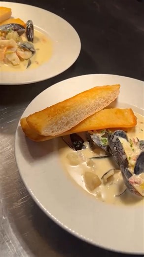 Our Seaham Chowder is any seafood lovers dream dish! It is filled with smoked haddock, shellfish, king prawns, bacon, potato, sweetcorn, served with baked sourdough.🌊🦐 Lunch is served from 12pm! | The Lamp Room