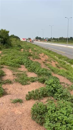 À BOUAKÉ – PARCELLE EN VENTE PAR A HECTARE EN BORDURE DE L'AUTOROUTE ! 📍 Localisation : À Bouaké, précisément au nouveau corridor sud, -Parcelle de 5 hectares est situé en bordure de goudron, dans une zone en pleine expansion et à fort potentiel. - Superficie globale : 5 hectares -Document : Titre Foncier -Position : À l'entrée de la ville = double visibilité & accès -Voie : En bordure de la A3 - Prix : Inbox millions FCFA -Avantages stratégiques : • Parfait pour immeuble R , résidence haut sta