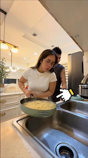 Girl makes maggi become funny !