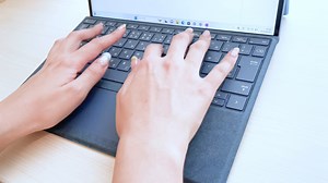 【 タイピングも快適！Surface Pro 9 】 http://msft.it/6182gQcYn Surface Pro 9 は、 ●画面本体のみでタブレットとしても ●専用キーボードを接続してノート PC としても 用途やシーンに合わせた使い方ができる優れもの。 専用キーボード「 Surface Pro Signature キーボード」は、薄型・軽量にも関わらず心地良い打鍵感で、快適にタイピングができますよ。 Surface Pro 9 のスペックなど詳細は上記リンク先にてご参照ください。 | Surface