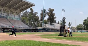 VIDEO: AMLO visita campo de béisbol para "batear moñas"