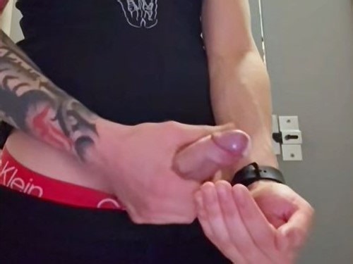 Tatted latino twink wanks in gym stall