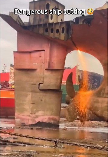 Dangerous ship cutting 😳 #ship #vessel #cutting #breaking #scrapping #yard #danger #graveyard