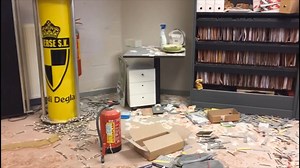 38K views · 274 reactions | Wat een ravage...:o Onbekenden hebben in de loop van zondagnamiddag een enorme schade aangericht in de kantoren van het Lisp, stadion van KSK Lierse Kempenzonen dat zich voorbereidt op een nieuwe start in de Eerste Klasse Amateurs. Het bestuur is geschrokken: “Wij moeten nu aan het werk om tegen woensdag onze abonnementenverkoop weer op gang te krijgen.” Meer lezen? ➡️ https://tinyurl.com/ydbolxxe #LierseKempenZonen | Gazet van Antwerpen | Facebook