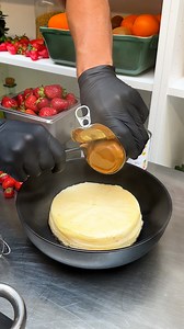Cheesecake-Stuffed Strawberry Sundae! Sweeten your day with every bite of this treat 🍓🍦 | Chefclub GruB