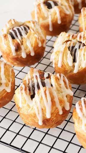 Mini Chestnut Pies! 🌰 It’s been so rainy lately, so I rolled out some pie dough — definitely cozy baking weather 🥧✨ Recipe: @jadore________ https://youtu.be/PWERV93F1t4?si=wjh5tuq2oP5xSxta [Puff pastry] 150g Cake flour 150g Bread flour 270g Unsalted butter 8g Granulated sugar 5g Salt 120g Cold water [Chestnut cream] 50g Unsalted butter 35g Powdered sugar 46g Eggs 50g Almond flour 60g Chestnut paste 5g Rum [Rum glaze] 120g Powdered sugar 18g Whole milk 5g Rum 12 Chestnut compotes | The Kitsune
