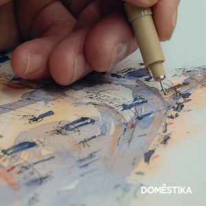 Combine loose ink sketching with watercolor to create beautiful buildings that leap off the page. Click to learn more. | Domestika