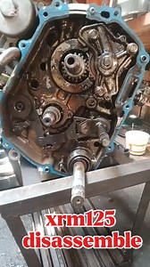 Xrm125 engine disassemble #everyonehighlightsfollowers #dailygrind #topoverhaul #tipsandtricks #boypraktis #reels #mechaniclife | Hajid workz&tutorials