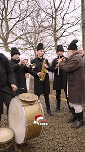 Ce poate fi mai frumos decât un cântec popular interpretat din suflet? Badea Costică de la Joldești, alături de tinerii talentați, ne invită la joc, dar nu oricum, ci așa cum se joacă la noi: cu voie bună, pas apăsat și inimă deschisă. #voceabotosani #botosani #sarbatorideiarna #colinde | Vocea - Botosani