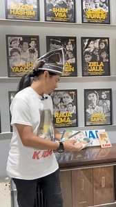 Peminat setia Penghibur Legenda Sudirman iaitu saudara SudirMawi Rockasmawiey yang hadir mewakili 𝐊𝐞𝐥𝐚𝐛 𝐏𝐞𝐦𝐢𝐧𝐚𝐭 𝐒𝐮𝐝𝐢𝐫𝐦𝐚𝐧 ke program 𝑺𝒊𝒍𝒂 𝑷𝒂𝒏𝒈𝒈𝒖𝒏𝒈 tayangan filem 𝗞𝗔𝗠𝗜 (𝟭𝟵𝟴𝟮) iaitu satu-satunya filem lakonan Allahyarham Datuk Sudirman Haji Arshad anjuran SIAR di Rekascape, Cyberjaya pada 18 Mei 2024 (Sabtu), jam 10:00 pagi. Uniknya kehadiran beliau lengkap dengan T-Shirt KAMI serta koleksi VCD, DVD serta Novel KAMI yang ada dalam simpanannya selaku kolektor 