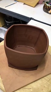 How to add a slab bottom to a pot ❤ ••• Follow @lizcohenceramics for more! | The Ceramic School
