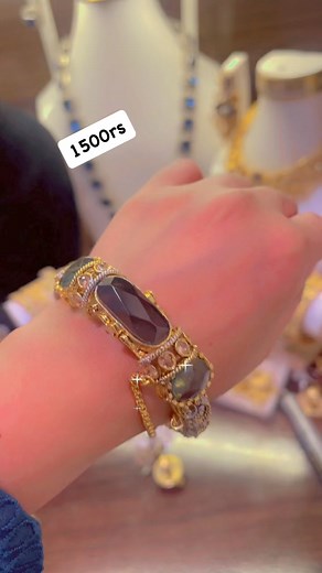 Beautiful high quality openable kara available details or order on what’s app number 03099446089 #bridaljewelry #indianjewelry #asianjewelry #indian #shaadi #fashion #goldandpearls #modernjewelry #indianfashionijewelry #traditionaljewelry #earrings #jhumkas #necklace #choker #mala #bracelet #mirrorkundan #meenakari #karachi #fershikundan #fershijewelry #fershimala #jewelleryphotography #igjewelry | Signature Jewellery by Ayesha