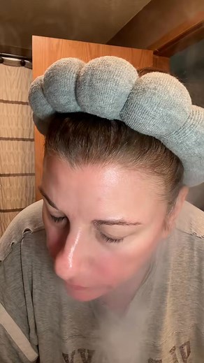 Steaming your face several times per week does wonders for mature skin! How often do you steam?👇🏻 | Dietitian With A Mission