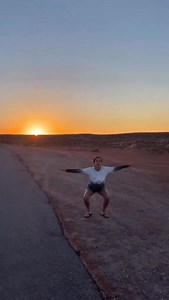 @la_femme_du_coach_ ❤️🥊 On parle souvent du Coach. Du mental. Des projets. Des combats. Des idées à 23h47. Des “j’ai encore un truc à lancer”… Mais on parle moins de celle qui vit avec tout ça 😅 Parce que derrière chaque ambition un peu démesurée, il y a une femme qui ne demande pas la lumière, mais qui tient la maison quand le Coach veut conquérir le monde. Ma femme, c’est celle qui supporte : – mes remises en question existentielles – mes plans stratégiques au petit-déj – mes “t’inquiète ça