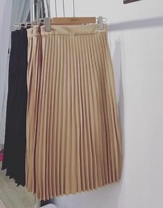 Item không thể thiếu vào những ngày lễ hội. Tết gần đến, chắc chắn là phải có 1 em chân váy xếp ly đúng không ạ??? Mẫu chân váy xếp ly huyền thoại nhà BoHee chắc chẳng phải Pr nhiều nữa vì em nó quá là hot rồi ạ. Inbox BoHee ngay nhé các nàng ơi!!!! 🎁FREESHIP khi mua từ 2sp ⚠️Ko áp dùng nhiều chương trình khuyến mại một lúc 🔜Hàng có sẵn tại store. Nhanh nhanh ghé shop ạ —————————————————————- ❗CS1: Số nhà 24 ngõ 12 Núi Trúc - Hà Nội. Hotline: 0898525222 ❗️CS2: Số nhà 78 Nguyễn Phi Khanh - Tân 